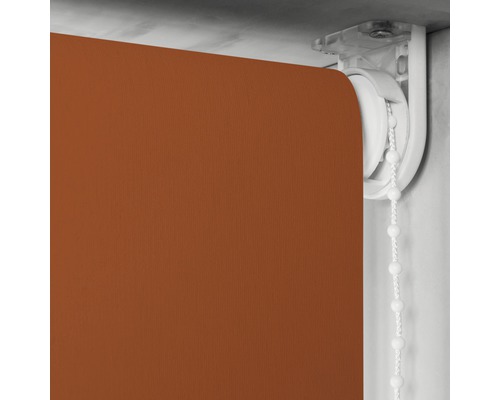 Orangefarbenes Rollo mit Kettenzug zur Fensterdekoration