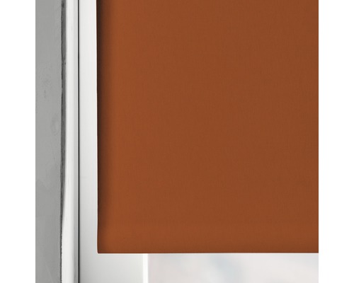 Orangefarbenes Rollo am Fenster