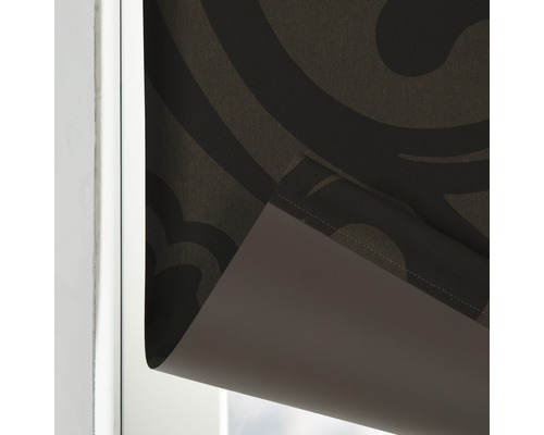 Rollos mit Muster am Fenster