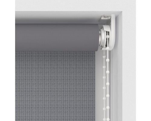 Store en tissu gris avec chaînette sur la fenêtre