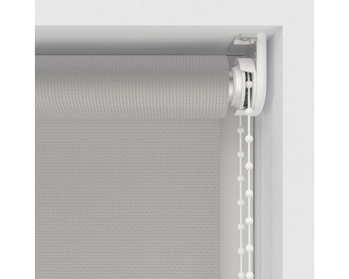 Rollo mit Kettenzug im Fensterrahmen