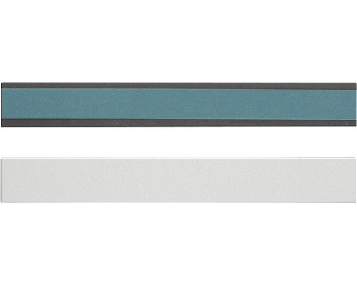 Deux moulures décoratives en plastique