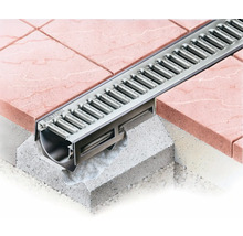 Caniveau de drainage RECFIX en acier inoxydable entre des pavés