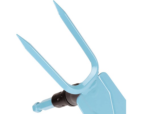 Detailansicht eines blauen Gartenwerkzeugs mit zwei Zinken