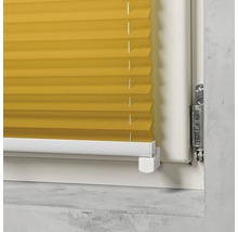 Gelbes Plissee am Fenster zur Dekoration und zum Schutz vor der Sonne.