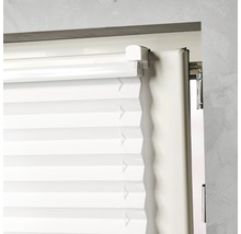 Detailansicht eines weißen Faltstores mit Befestigung am Fensterrahmen