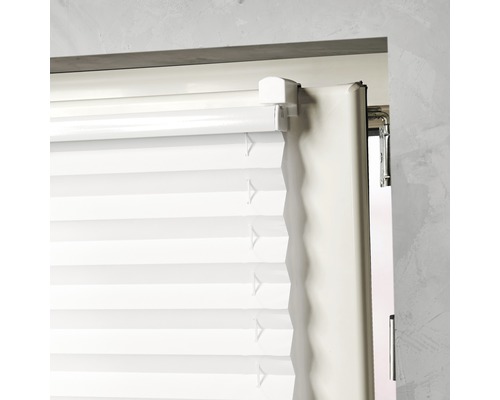 Detailansicht eines weißen Faltstores mit Befestigung am Fensterrahmen