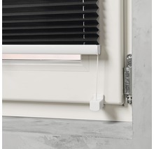 Schwarzes Plissee am Fenster mit Bedienkordel