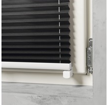 Nahaufnahme einer schwarzen Fensterplisseeanlage.