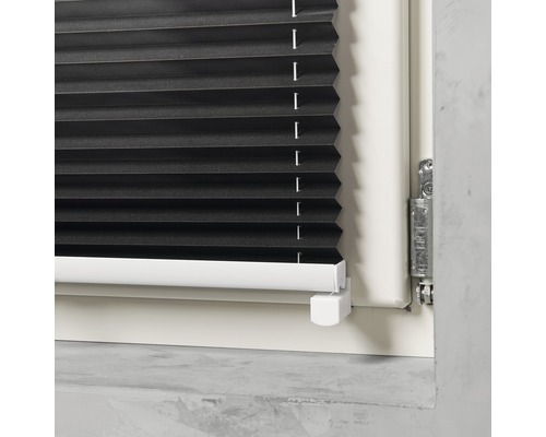 Nahaufnahme einer schwarzen Fensterplisseeanlage.