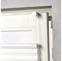 Detailansicht eines weissen Plissees am Fensterrahmen