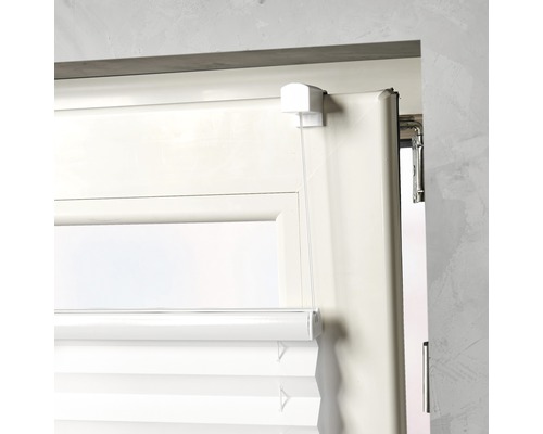 Detailansicht eines weissen Plissees am Fensterrahmen