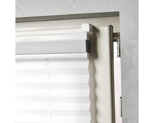 Gros plan d''un store plissé monté pour la décoration de fenêtre