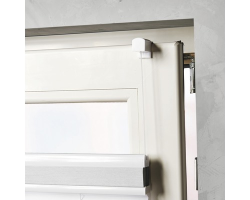 Vue détaillée d''un store enrouleur sur un cadre de fenêtre.