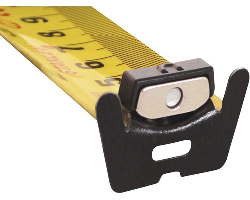 Detailansicht eines gelben Maßbands mit schwarzem Haken