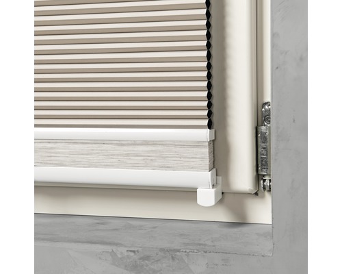 Gros plan d''un store plissé sur une fenêtre.