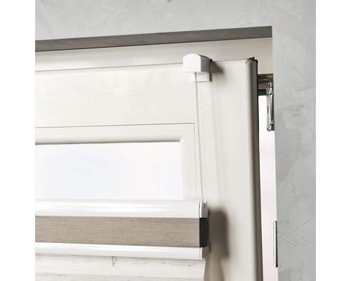 Vue détaillée d''un store duo sur une fenêtre