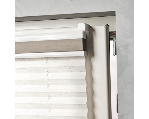 Vue détaillée d''un store duo sur la fenêtre