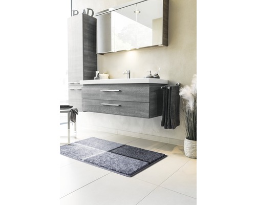 Salle de bains avec meuble sous-lavabo, armoire de toilette, serviette et tapis de bain