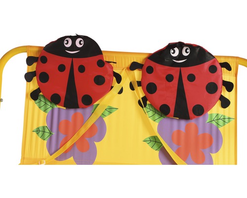 Detailansicht eines Kinderartikels mit Marienkäfermotiven und Blumenmuster.