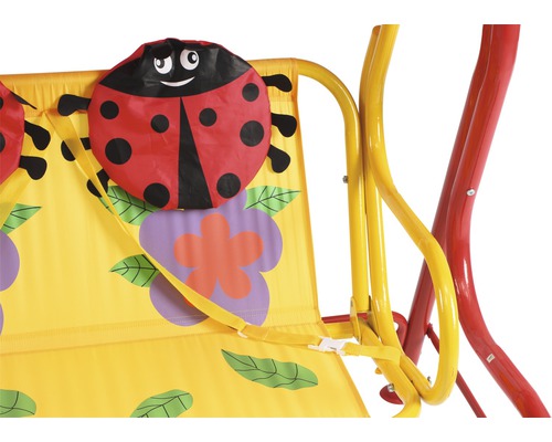 Detailansicht einer Kinderschaukel mit Marienkäfermotiv und gelbem Metallgestell