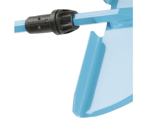 Detailansicht eines Spatens mit Gardena Logo auf der Griffverbindung.