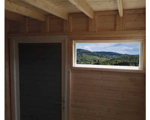 Intérieur d''une maison en bois avec fenêtre et porte