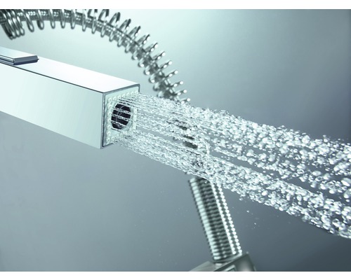 Robinet de cuisine avec douchette en fonctionnement