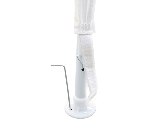 Vue détaillée d''un pied de tente de réception avec piquet pour la fixation