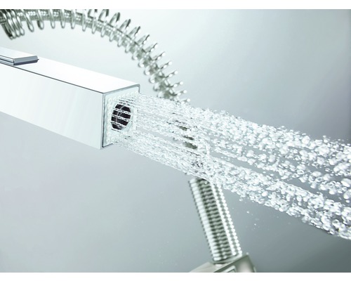 Bec d''un robinet de cuisine avec jet d''eau