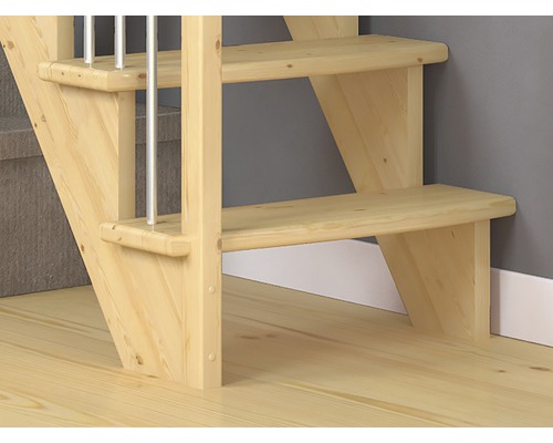 Detailansicht einer Holztreppe mit Geländerstäben.