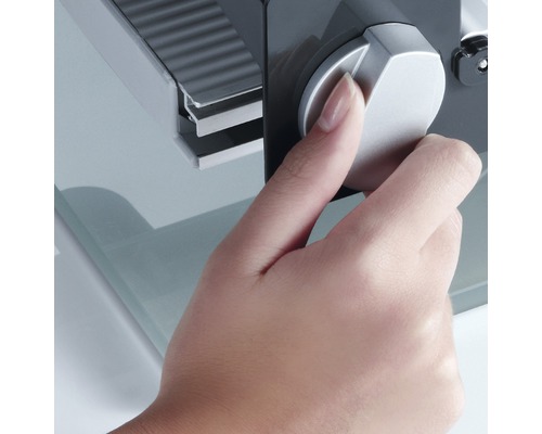 Bedienung eines Gemüseschneiders durch Drehen eines Einstellknopfes