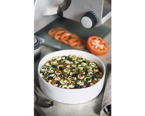 Zucchiniauflauf mit Oliven und Tomaten neben Graef Allesschneider