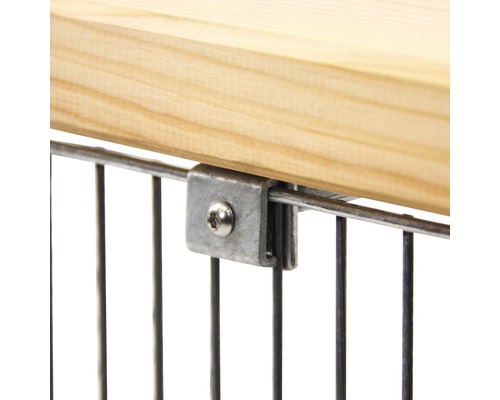 Detailansicht einer Holzplatte, die mit einer Metallhalterung an einem Drahtgitter befestigt ist.