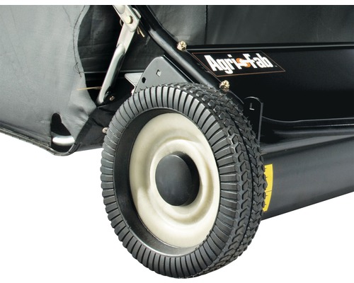 Vue détaillée d''une balayeuse à gazon avec roue et sac de ramassage, ainsi que le logo Agri-Fab.