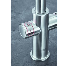Grohe Logo auf Küchenarmatur mit Sperrfunktion und Heisswassersymbol