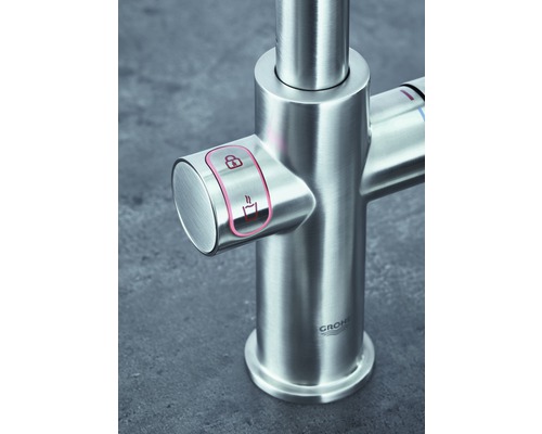 Grohe Logo auf Küchenarmatur mit Sperrfunktion und Heisswassersymbol