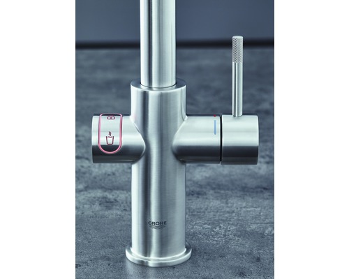 Küchenarmatur mit Heißwasserfunktion und Grohe Logo