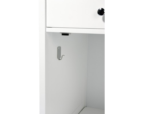 Gros plan d''un meuble de salle de bains blanc avec un crochet à l''intérieur de la porte