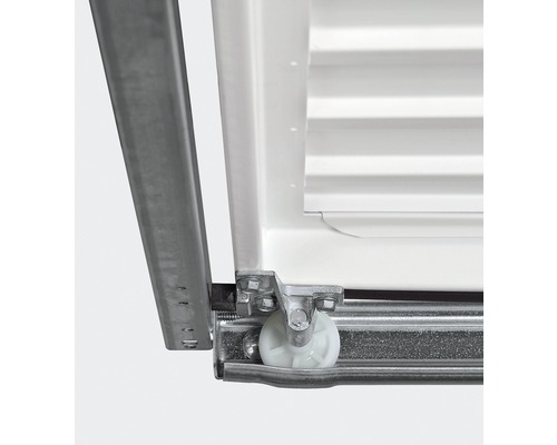 Detailansicht eines Garagentors mit Schiene und Rolle