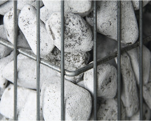 Nahaufnahme eines Gabionensteins in einem Drahtkorb