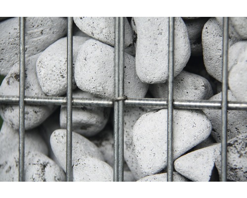 Nahaufnahme von Gabionensteinen in einem Drahtkorb