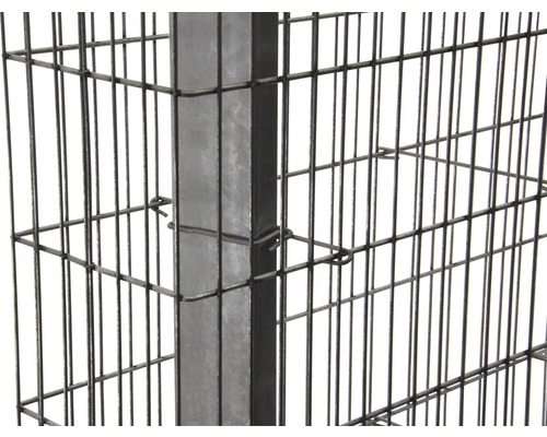 Detailansicht einer Gabione mit Drahtgitter und Metallpfosten