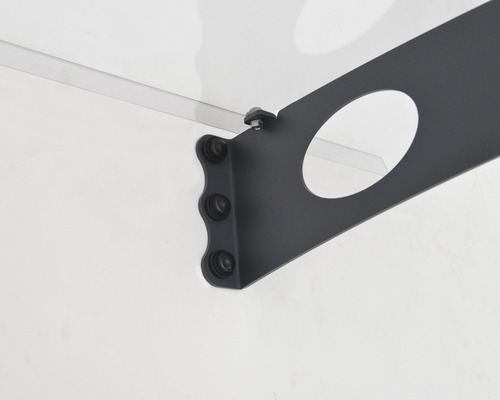 Gros plan d''un store transparent avec support métallique