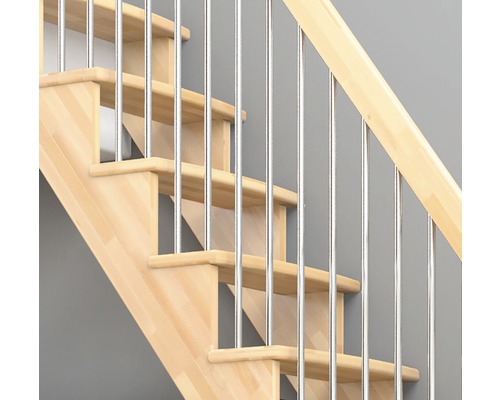 Holztreppe mit Geländer aus Metall