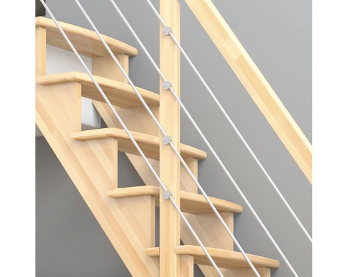 Holztreppe mit Geländerseilen