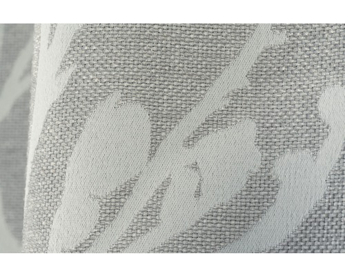 Nahaufnahme eines grauen Dekostoffs mit Pflanzenmuster