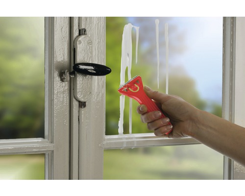 Nettoyage des vitres avec raclette pour fenêtres