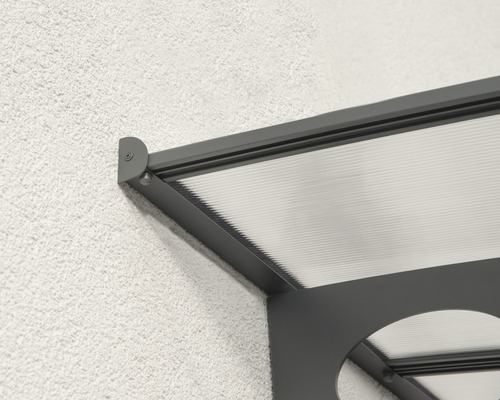 Vue détaillée d''un auvent de porte d''entrée gris avec un toit en polycarbonate transparent sur une façade
