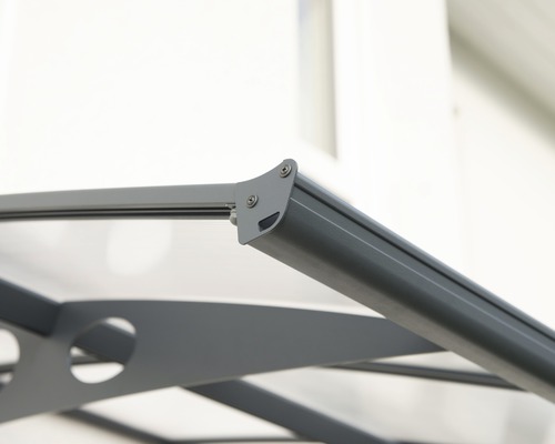 Vue détaillée d''un toit de terrasse avec cadre en aluminium